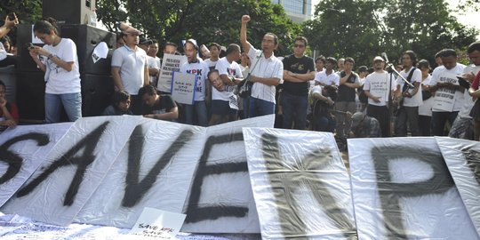 Massa buruh dan kelompok pro-Polri adu mulut depan KPK