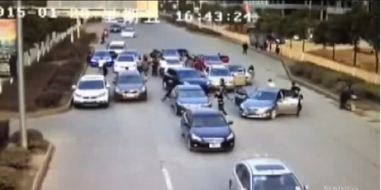 Video brutal dua geng di China bertempur di jalan bak film laga
