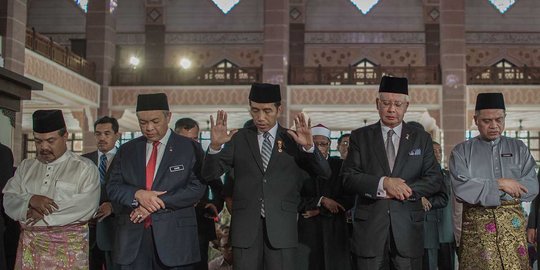 Jokowi dan PM Malaysia salat Jumat bareng di Masjid Putra