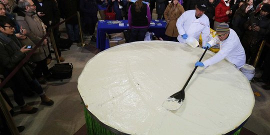 Luar biasa, koki ini buat kue pai raksasa seberat 453 kg