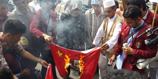 Protes penindasan Muslim Uighur, pendemo bakar bendera China