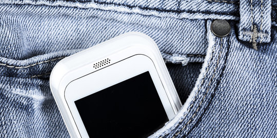 di saku celana depan