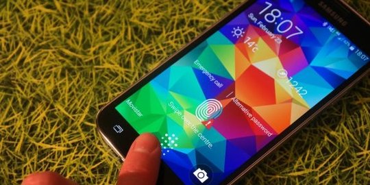 Cara mudah akali layar smartphone Samsung agar lebih hemat baterai