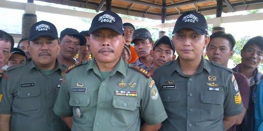 Kodim 0502 Jakut bantu warga bersih-bersih Kali Ciliwung