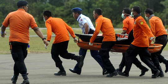 Basarnas temukan jenazah pilot AirAsia di kursi kokpit