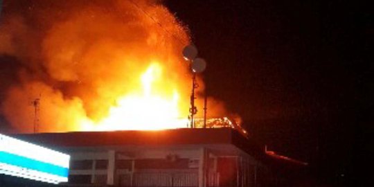 Si jago merah amuk asrama TNI, 1 rumah dan 2 motor hangus terbakar