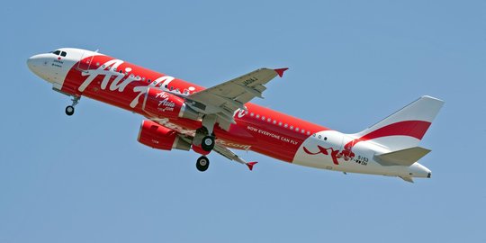 Gangguan mesin, pesawat AirAsia 4 jam berputar-putar di Selat Malaka