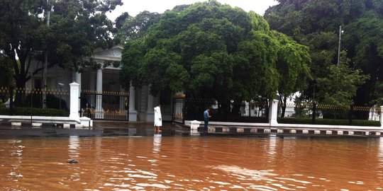 Diguyur hujan semalaman, jalan depan Istana terendam banjir