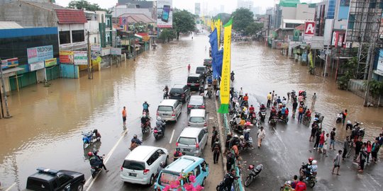 Hujan belum juga reda, tinggi permukaan sungai Jakarta mulai naik