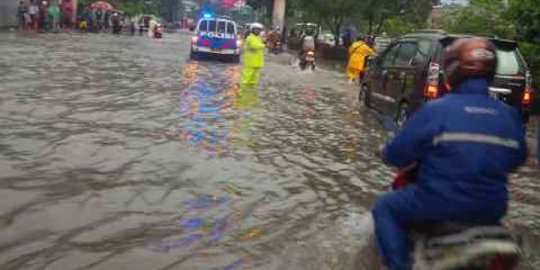 Jl S Parman depan Untar banjir 30 cm, pengendara masih nekat lewat