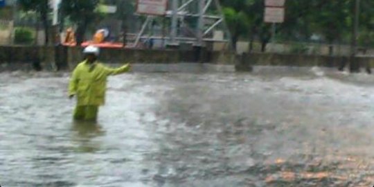 Banjir, Flyover Cempaka Putih arah gerbang tol tak bisa dilintasi