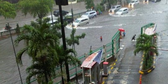 ITC Mangga Dua Jakarta dikepung banjir