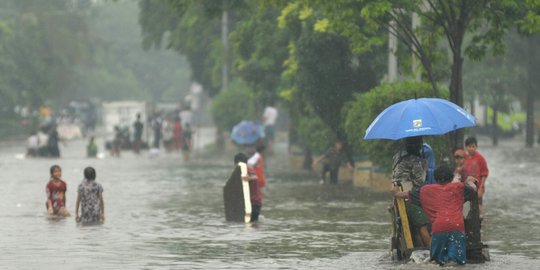 Jelang siang, genangan air di kawasan Sunter meninggi hampir 1 meter