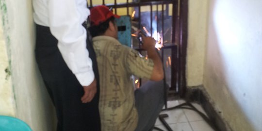 Ahli buka gembok, pencuri rokok kabur dari kantor polisi