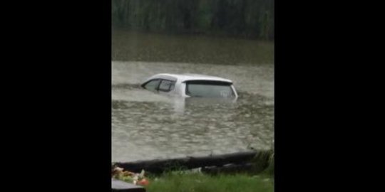 Diduga sopir mabuk, mobil terjun ke kolam Hutan Kota Penjaringan