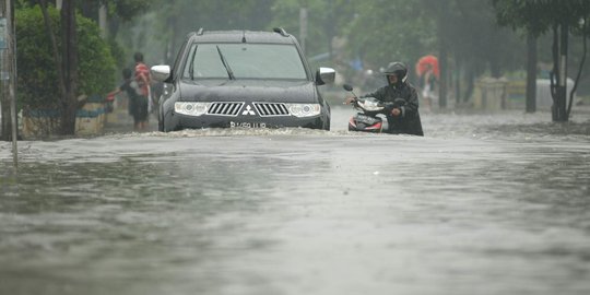 Depan Indosat banjir, Jl Abdul Muis ke Tanah Abang tak bisa dilalui