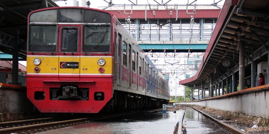 Jakarta dikepung hujan dan banjir, jadwal KRL kacau