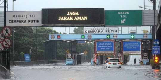 Jl Ahmad Yani depan Gudang Garam banjir, lalu lintas macet tak gerak