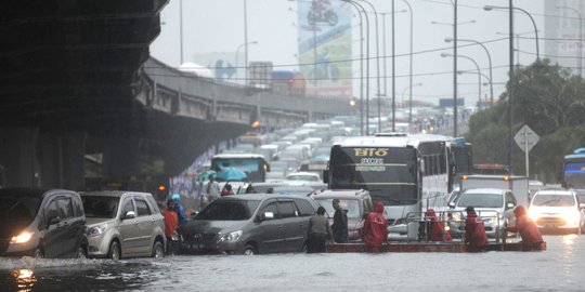 Dikepung banjir, Jalan Ahmad Yani macet total