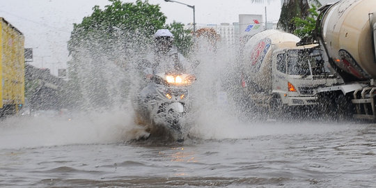 Jalan di depan RS Islam banjir, keluarga pasien disediakan perahu