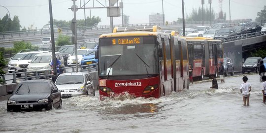 Banjir akibatkan empat koridor Transjakarta berhenti beroperasi