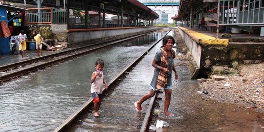 Ini stasiun yang tak bisa dilalui kereta karena rel tergenang air