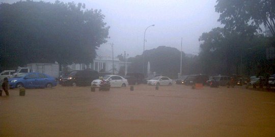 Istana dikepung banjir, Jalan Medan Merdeka Utara macet parah