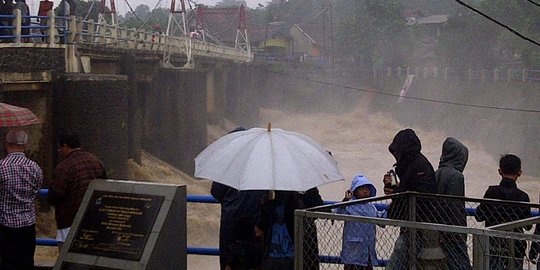 Bogor masih diguyur hujan, pintu air Katulampa siaga IV