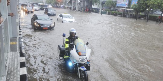 Dikawal polisi militer, pejabat terobos banjir di Sarinah