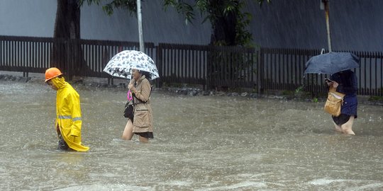 Derita para pekerja kantoran pakai rok kebanjiran