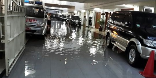 Kompleks Istana Kepresidenan banjir, air kepung kantor Jokowi