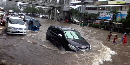 Terobos banjir, banyak motor mogok di Jalan MH Thamrin