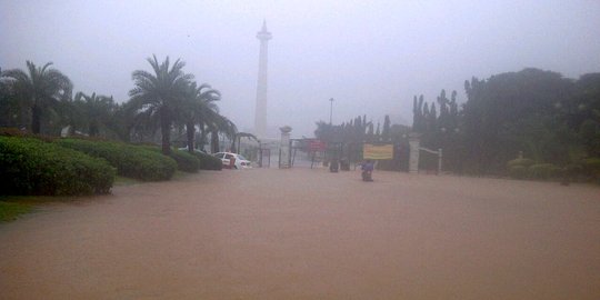 Banjir mengepung Monas