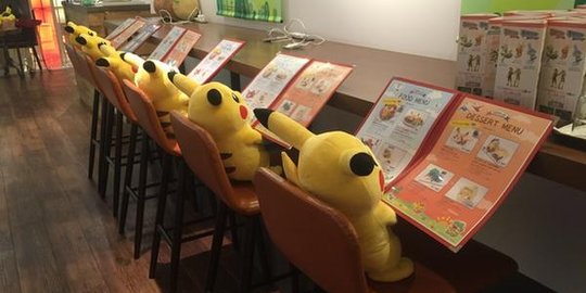 Di kafe Jepang ini pelanggan bisa bersantap ditemani si imut Pikachu