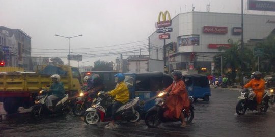 Perempatan Mal Arion banjir, tak ada satu pun polisi ada di lokasi