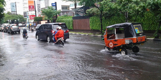 Dibantu pompa air, genangan di Kemang mulai surut