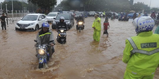 Tergenang banjir, lalu lintas depan Istana nyaris lumpuh