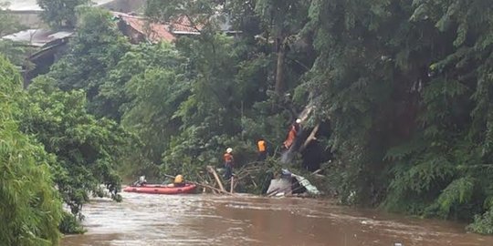 Tertimpa pohon, rumah di bantaran Kali Ciliwung longsor