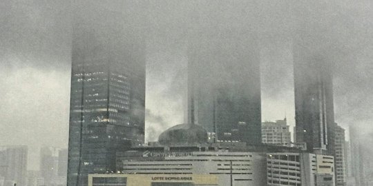 Ini penjelasan awan aneh di langit Jakarta yang hebohkan sosmed