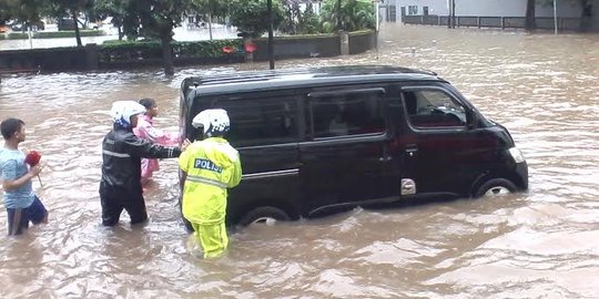 Banjir di Thamrin, polisi marahi sopir bus sampai dorong mobil mogok