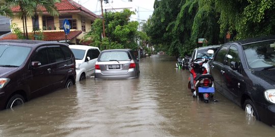 Banjir hingga 70 cm lumpuhkan aktivitas warga di Kelapa Gading