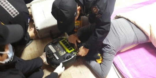 Wanita malang ini harus rela bagian tubuhnya 'dimakan' robot