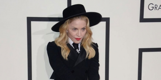 kejadian lucu artis Momen lucu Madonna buka rok di Grammy Awards merdeka com