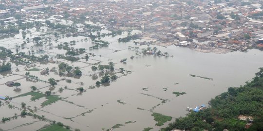 peristiwa hari ini di jakarta Pagi hari Jakarta masih hujan ini titik banjir jalanan 