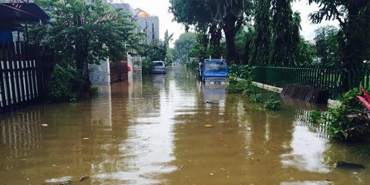 Sunter Agung 2 lumpuh, banjir sudah selutut orang dewasa 