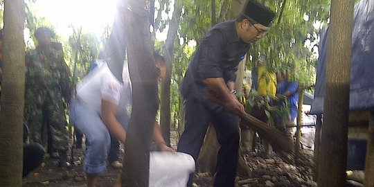 Hari Pers Nasional, Ridwan Kamil pungut sampah bareng wartawan