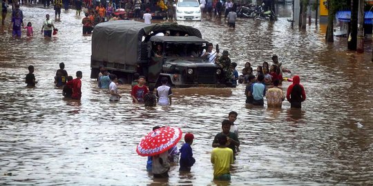 Banjir 1 meter rendam Kedoya, warga dievakuasi pakai truk & perahu