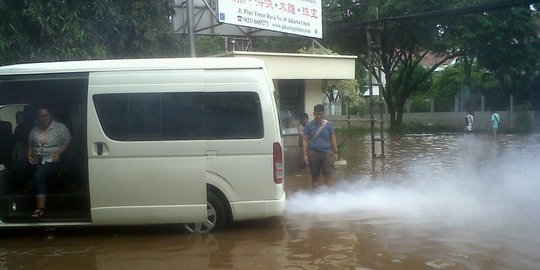 Mau ikut blusukan Djarot, mobil wartawan malah mogok kena banjir