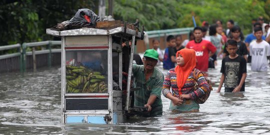 Banjir setinggi paha ganggu aktivitas warga Pademangan