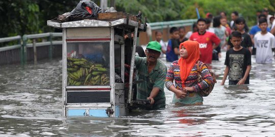 Kebanjiran, warga Petamburan teriak minta bantuan